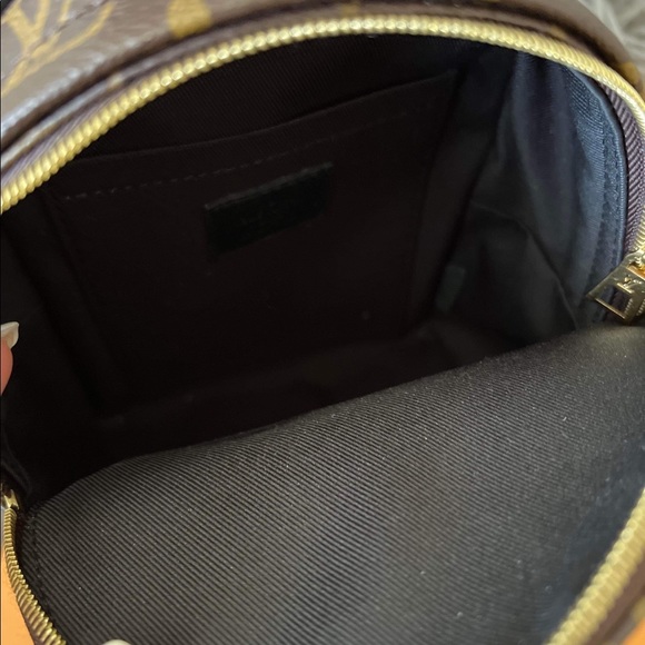 Louis Vuitton - Picture 7 of 10